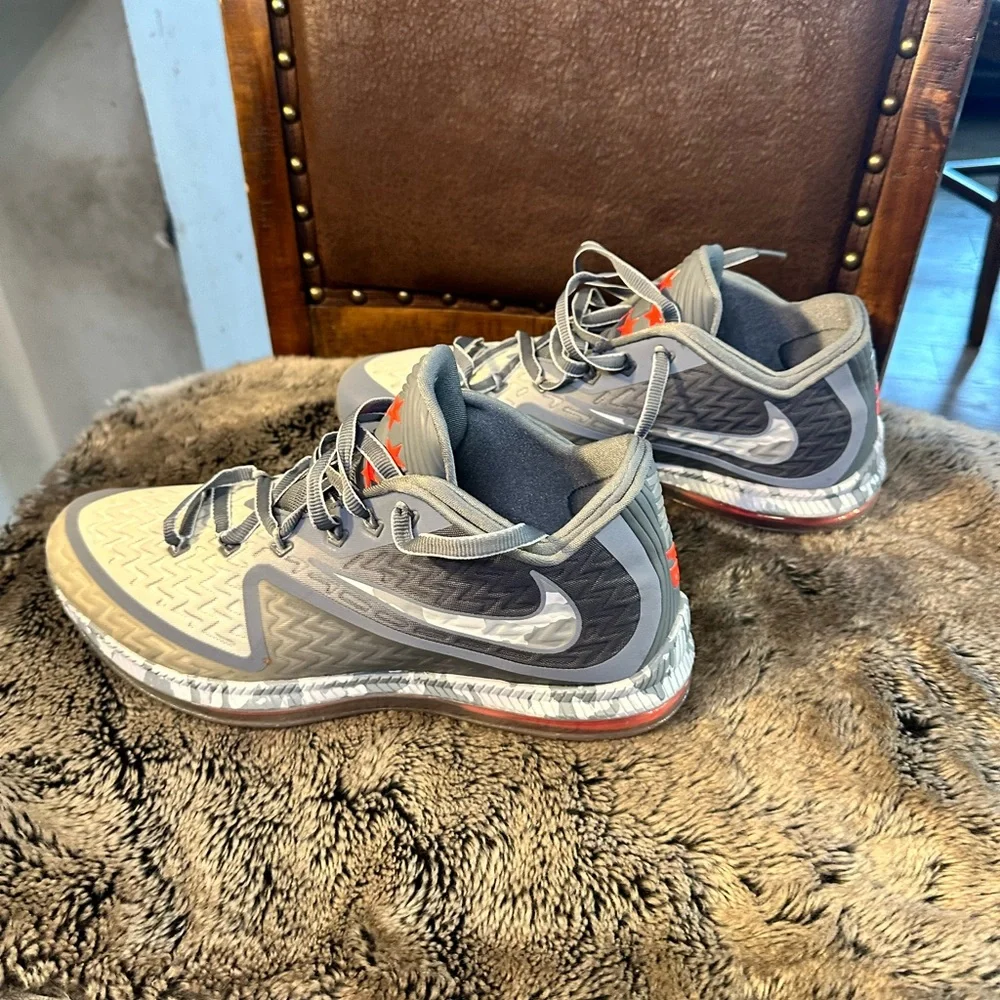 NIKE Field General 2 Grey & Red Like NEW Running Sneakers, Size 11.5 - Picture 9 of 13